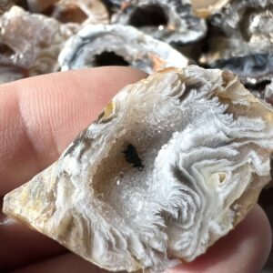 part polished natural quartz geodes
